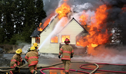 Les pompiers éteignent une maison en feu
