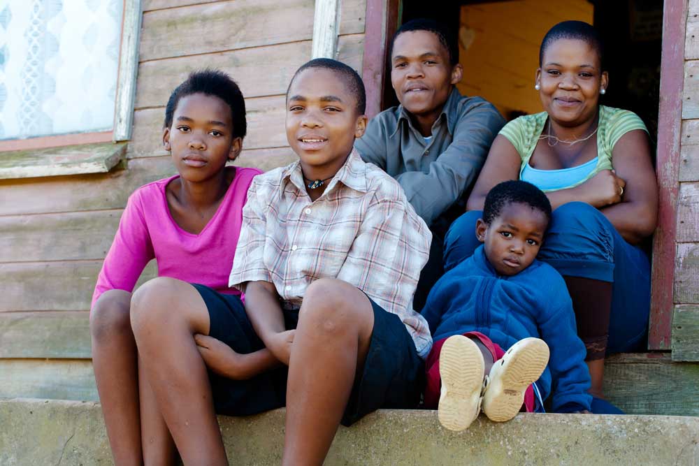 Famille assise sur le pas de la porte